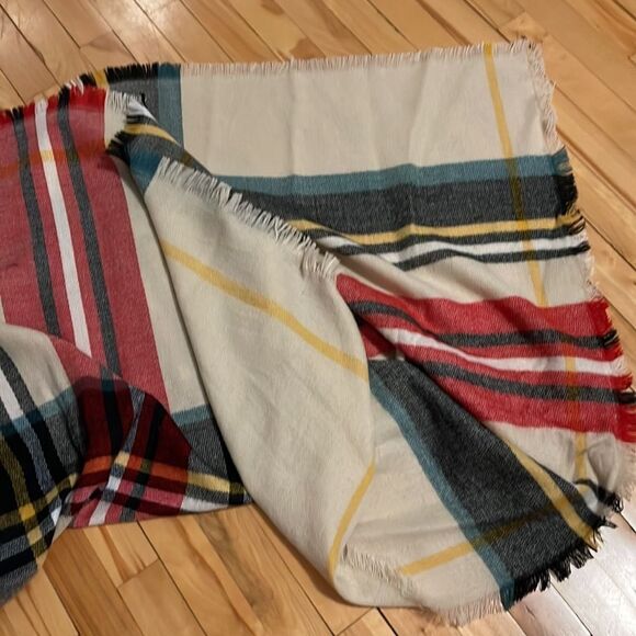 Accessory Depot large plaid narrow fringe edge scarf/wrap. 100% acrylic. 50 x 52 - Picture 2 of 4